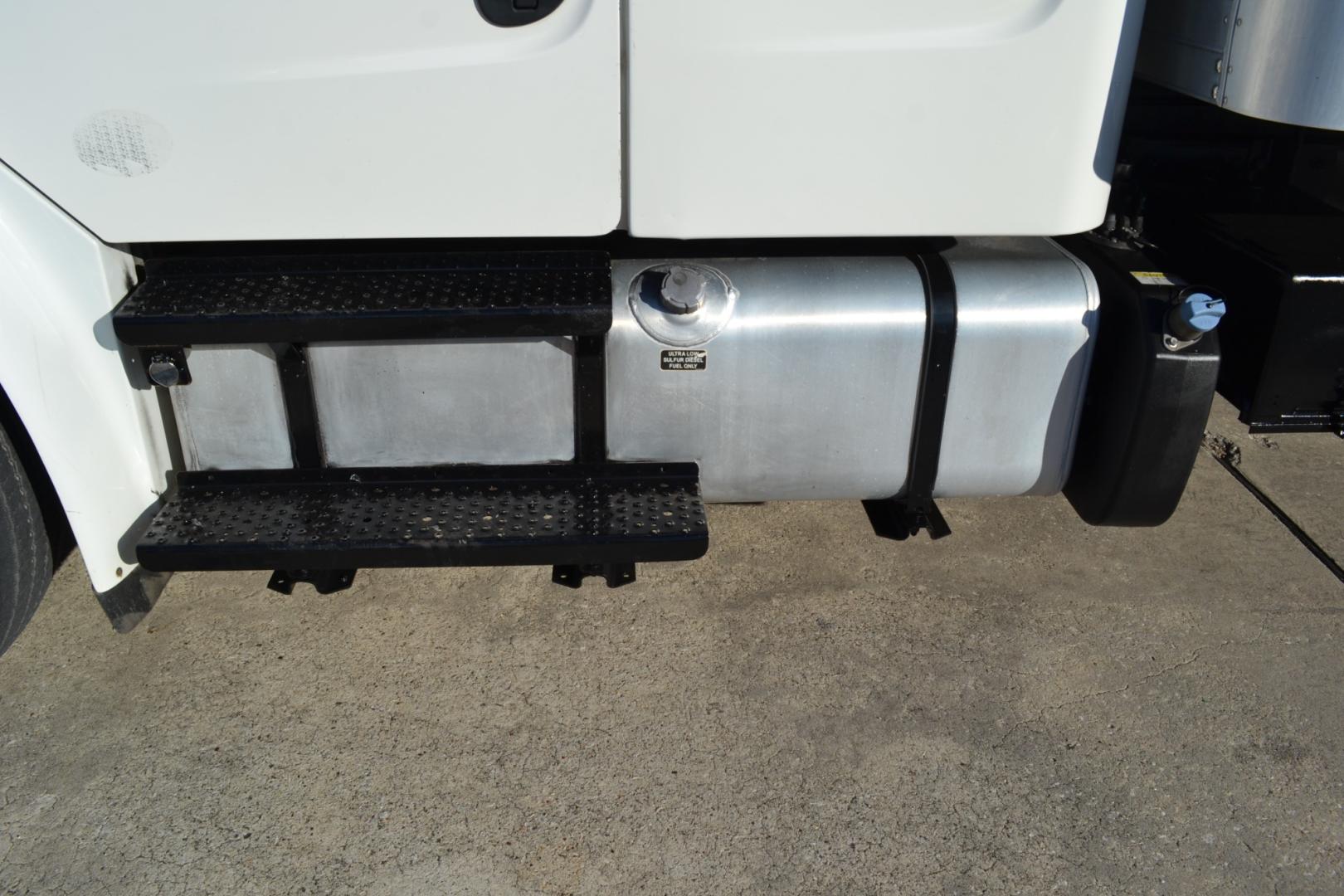 2017 WHITE /BLACK FREIGHTLINER M2-106 with an CUMMINS ISB 6.7L 260HP engine, ALLISON 2500RDS AUTOMATIC transmission, located at 9172 North Fwy, Houston, TX, 77037, (713) 910-6868, 29.887470, -95.411903 - 26,000LB GVWR NON CDL , MORGAN 26FT BOX, 13FT CLEARANCE, HEIGHT 103" X WIDTH 102", AIR RIDE, EXTENDED CAB BENCH SEAT, 80 GALLON FUEL TANK, POWER WINDOWS, LOCKS, & MIRRORS, COLD A/C, MAXON 3,000LB CAPACITY ALUMINUM LIFT GATE - Photo#8